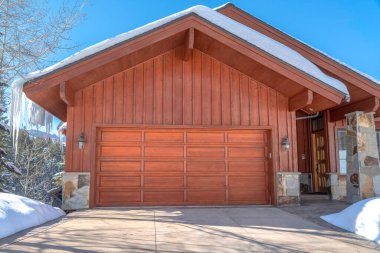 Park City Utah 'taki evin ön kapısı ve garajı manzaralı.