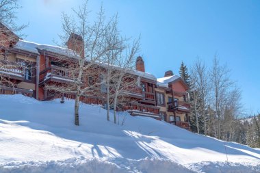 Park City Dağı 'nda balkonlu ve kırmızı duvarlı bir bina.