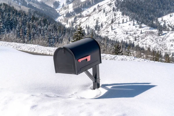 Снег в черном автономном почтовом ящике горы против горы в Парк-Сити — стоковое фото