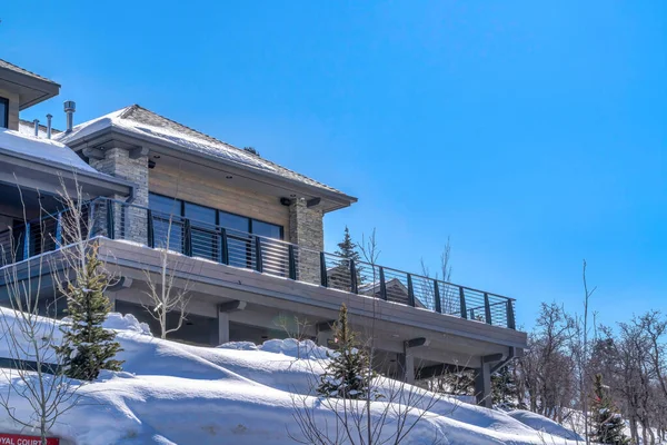 Vista exterior de uma casa de montanha com fundo azul céu em um dia ensolarado de inverno — Fotografia de Stock