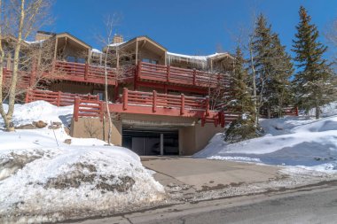 Park City 'de üç katlı bir ev. Garajı ve balkonları ön cephede.