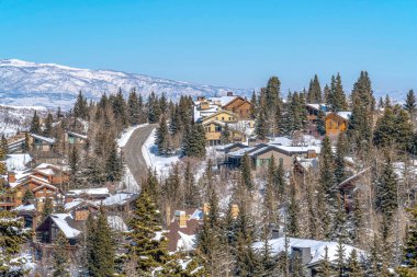 Park City Utah 'taki dağ yerleşim yerleriyle karlı bir kış ortamında.