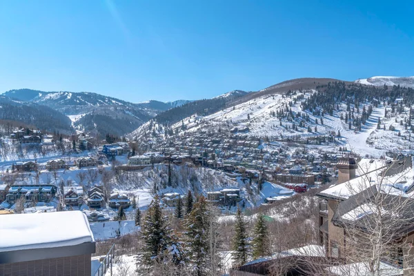 Lakóközösség Park City hegyi festői napos téli napsütésben — Stock Fotó