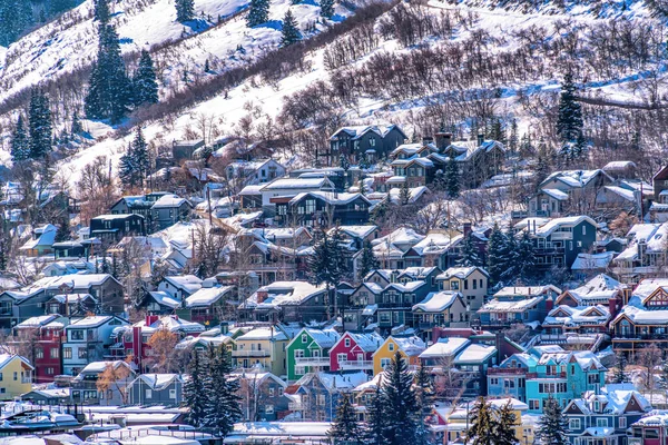 Paisaje de montaña con casas coloridas sentadas en terreno con nieve en invierno — Foto de Stock
