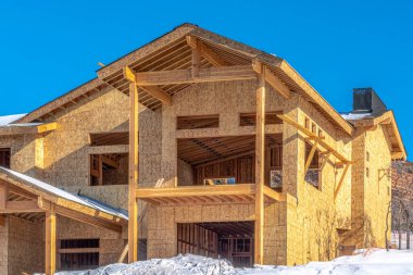 Park City 'de güneşli bir günde inşaat halindeki çok katlı ev cephesi