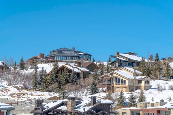 Park City Utah montagne sur un paysage hivernal avec des maisons sur les pentes enneigées — Photo