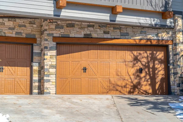 Puertas de garaje de color marrón soleado de la casa en Park City Utah con pared exterior de piedra — Foto de Stock