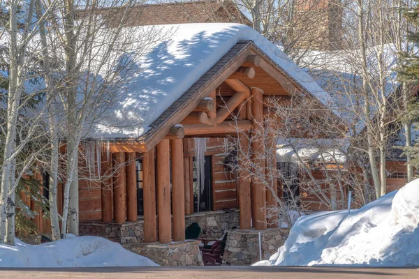 Casa de cabine em Park City Utah aninhado em um terreno coberto de neve colina no inverno — Fotografia de Stock