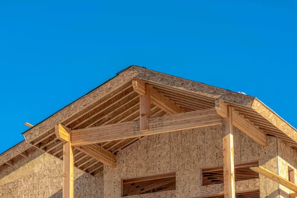 Nahaufnahme der Fassade eines im Bau befindlichen Hauses vor blauem Himmel von Park City — Stockfoto