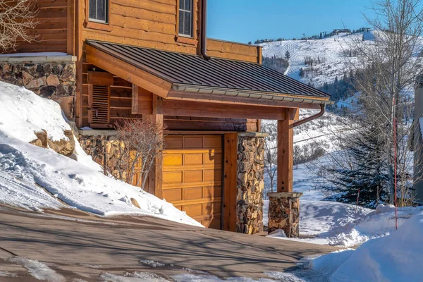Home exterior in Park City Utah against blue sky and snow dusted hill in winter — Stock Photo, Image