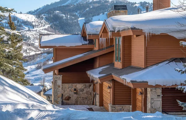 Casa com neve e icicles contra Park City Utah montanha em um cenário de inverno — Fotografia de Stock