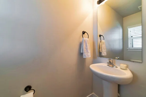 Podstavcový dřez a zrcadlo proti bílé stěně minimalistické obytné koupelny — Stock fotografie