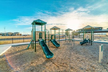 Utah Vadisi 'ndeki çocuk parkında bulutlu mavi gökyüzüne karşı