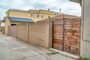 Long Beach 'in manzaralı mahallesinde tamamen çitle çevrili özel mülk.