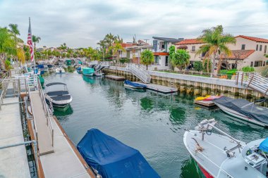 Long Beach California 'daki büyüleyici teknelerle kanalı kaplayan evler