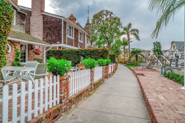 Long Beach California 'da yol ve kanal boyunca güzel evler