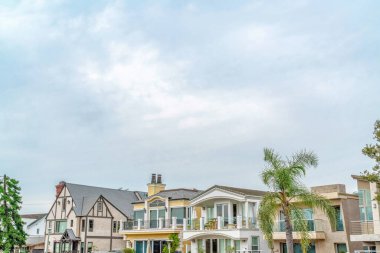 Bulutlu gökyüzüne karşı evleri olan Long Beach California 'daki tatil köyü gibi.