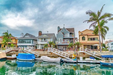 Long Beach 'teki kanal gibi aynaya kenetlenmiş tekne manzaralı rıhtım evleri.