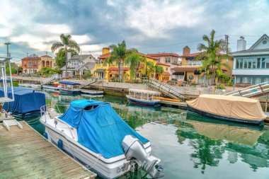 Long Beach California 'daki zarif evlerin önündeki kanala küçük tekneler yanaştı.