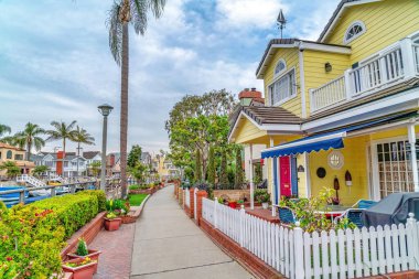 Kanala bakan balkon ve ön güvertesi ile büyüleyici bir ev boyunca yürüme.