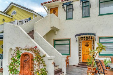 Long Beach California 'nın manzaralı mahallesinde zarif tasarımı olan bir ev.