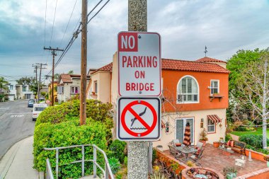 Long Beach 'te bir köprüde park ve dalış işareti yok.