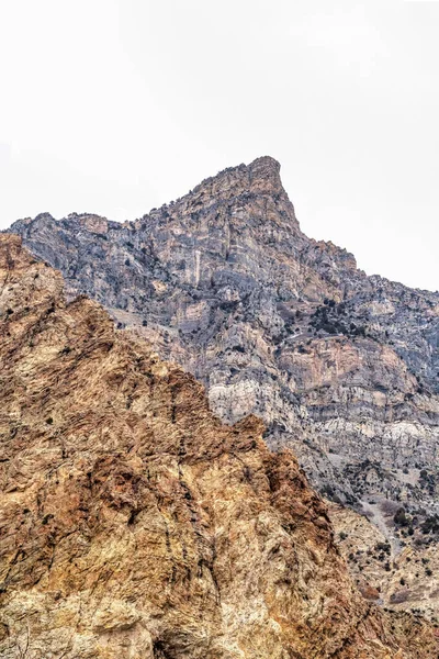 Masiva montaña rocosa en Provo Canyon Utah con cielo nublado en el fondo — Foto de Stock