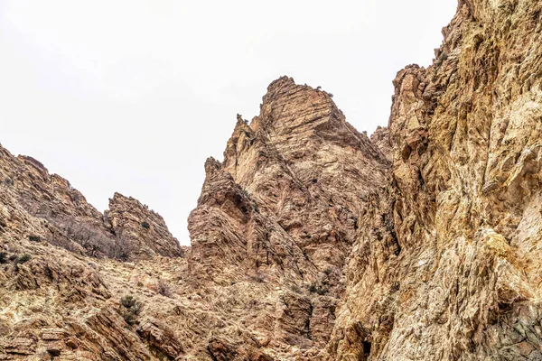 Paisaje de montaña con empinadas laderas rocosas en el pintoresco Cañón Provo Utah — Foto de Stock