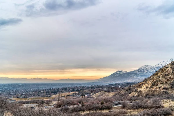 ภูมิทัศน์ Provo Canyon Utah ที่มีวิวภูเขาและหุบเขาที่สวยงามในฤดูหนาว — ภาพถ่ายสต็อก