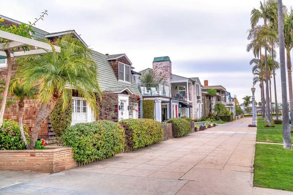 Affascinante città a Long Beach California con case su strada alberata di palme — Foto Stock
