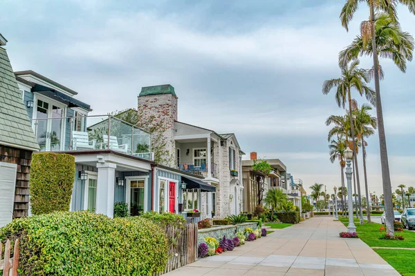 Long Beach Californië mooie huizen langs loopbrug omzoomd met palmbomen — Stockfoto