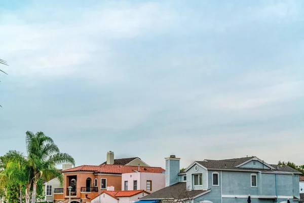 Cielo nublado sobre casas en el pintoresco barrio costero de Long Beach California —  Fotos de Stock