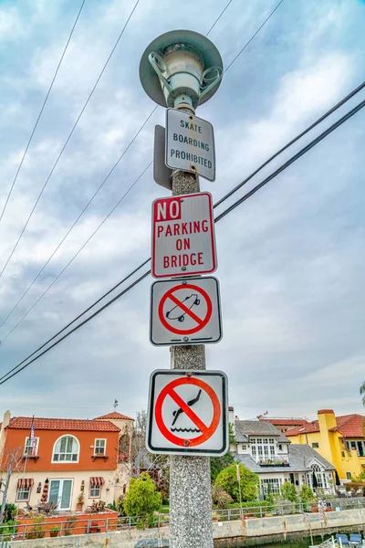 Nincs gördeszkázás Parkolás és búvárkodás táblák egy hídnál Long Beach Kaliforniában — Stock Fotó