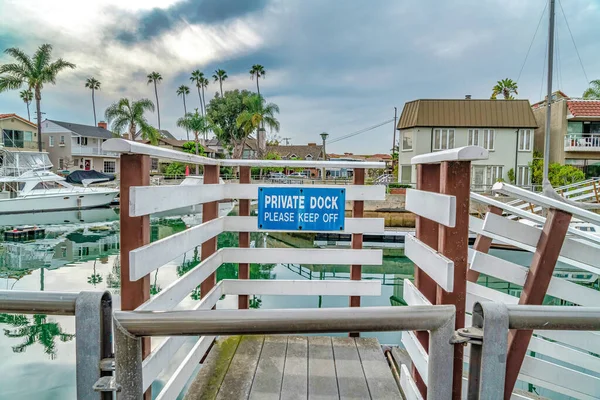Privat brygga Vänligen håll Off skylt mot kanal och båtar i Long Beach CA — Stockfoto