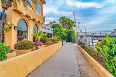 Long Beach California 'daki yaya köprüsü ile eve yürüme yolu.