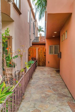 Kemerli ahşap kapı ve yerleşim yerleri arasındaki dar yol