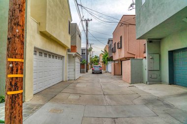 Long Beach California 'daki evler boyunca dar bir mahallede araba.