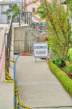 Long Beach California 'da inşaat halindeki bir patikada kaldırım kapalı tabelası.