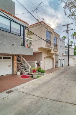 Long Beach California mahallesinde ek garajları ve balkonları olan evler.