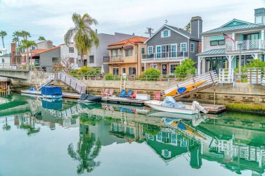 Long Beach civarındaki kanal ve deniz manzaralı evler gibi bir tatil yeri.