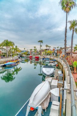 Kanala yanaşmış tekneler muhteşem Long Beach CA manzaralı.