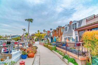 Long Beach California 'da patikaları ve manzaralı kanalları olan evler.