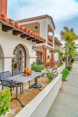 Long Beach 'teki evlerin ön cephesinde komşulara bakan verandaları var.