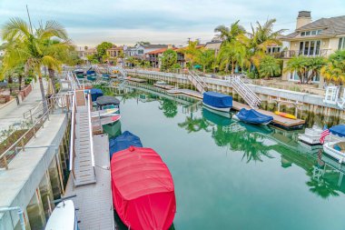 Long Beach mahalle manzaralı merdiveni olan tekne rıhtımından inen bir kanal.