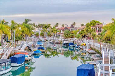 Tekne rampalarından inen merdivenleri olan manzaralı bir kanal.