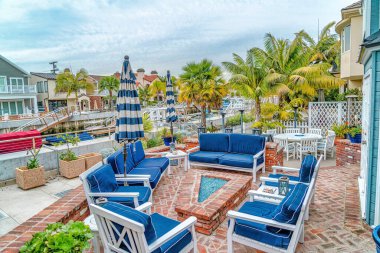 Kanala bakan kırmızı tuğlalarla ve bulutlu gökyüzünün altındaki evlerle döşeli bir ev.