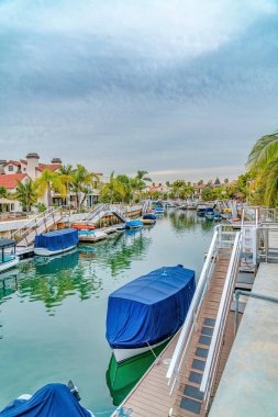 Long Beach California 'da merdivenleri ve tekne rıhtımları olan bulutlu bir gökyüzü.
