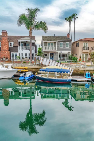 Woningen in Long Beach California gemeenschap met uitzicht op boten en dokken op kanaal — Stockfoto