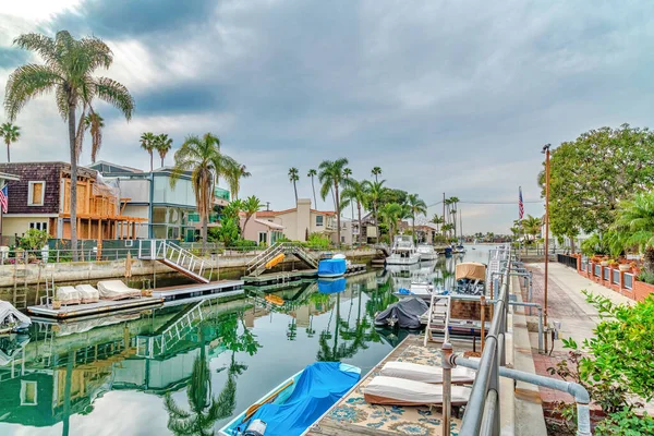 Boten en dokken op een kanaal langs huizen in Long Beach California op een bewolkte dag — Stockfoto