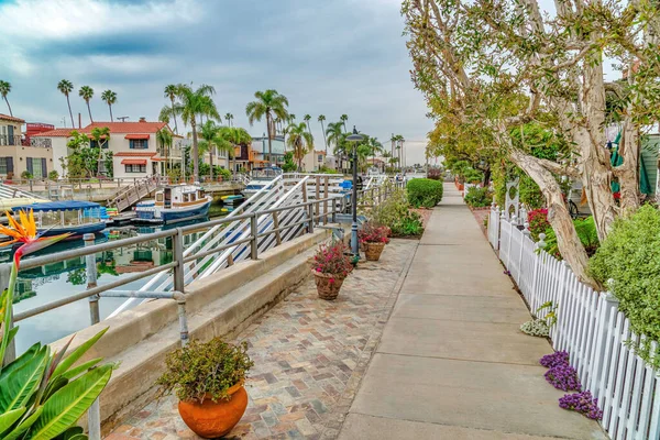 Pathway langs een kanaal met dokken en pleziervaartuigen in Long Beach California — Stockfoto